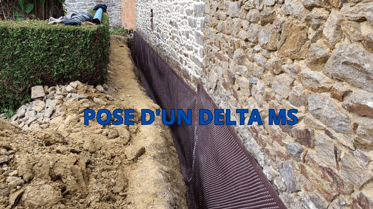 Pose d'un drain pour mur de soutènement