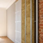 Isolation intérieure d'une maison en brique