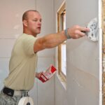Rénovation intérieure : travaux sur un mur dans une maison